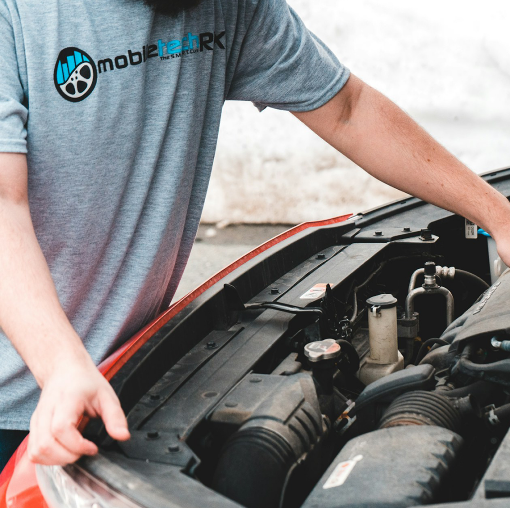 Bay Boss gives mobile mechanics a lightweight, cloud-based platform to handle estimates, jobs, and payments right from the driveway.