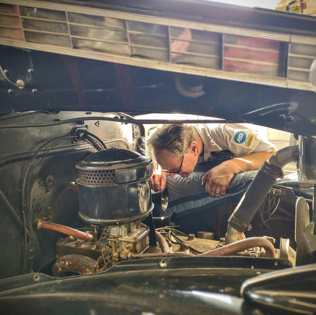 Access pre-saved canned services and common maintenance packages to quote jobs instantly while standing at the customer's vehicle.